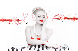 Kvindelig DJ hører og spiller musik